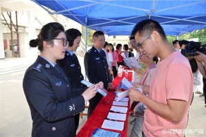 @在蓉本科及以上应届生，校内就能落户成都 毕业证户口簿一起拿